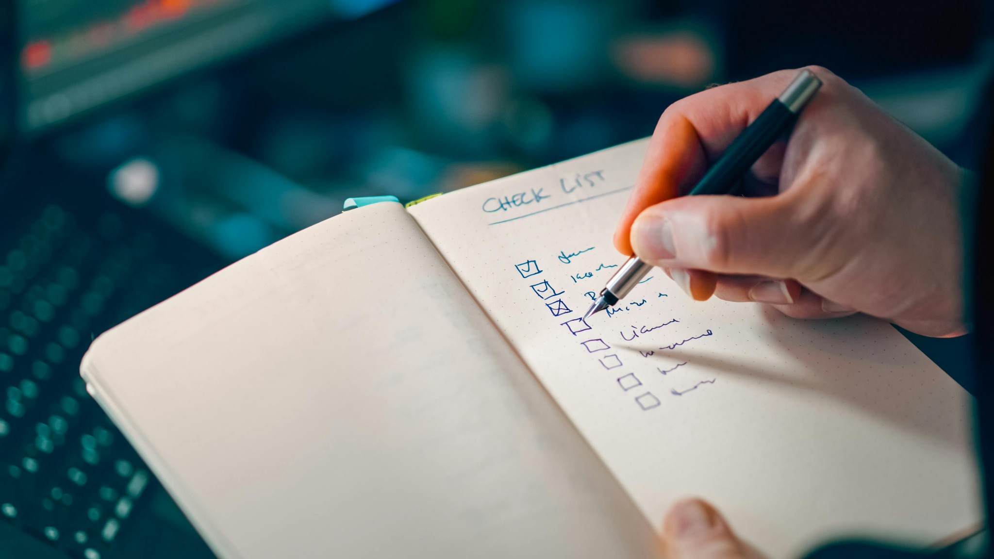 Lista de verificación en cuaderno: revisión antes de enviar.