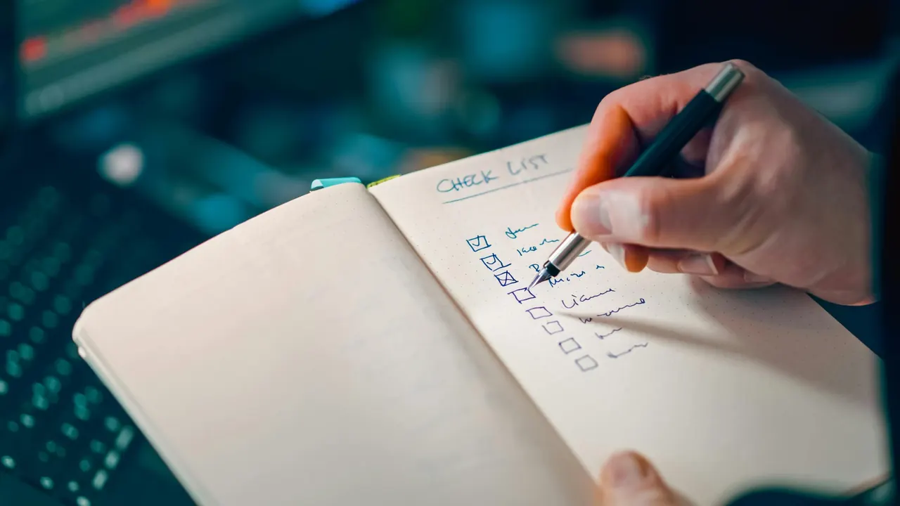 Lista de verificación en cuaderno: revisión antes de enviar.